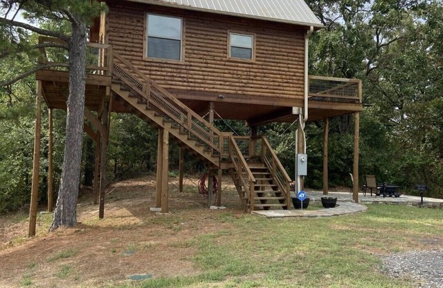 Treehouse/cabin with an amazing view of Mount Magazine