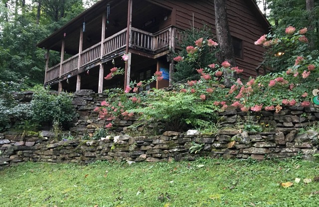 Treetop is a private and tranquil cabin retreat minutes from Cataloochee