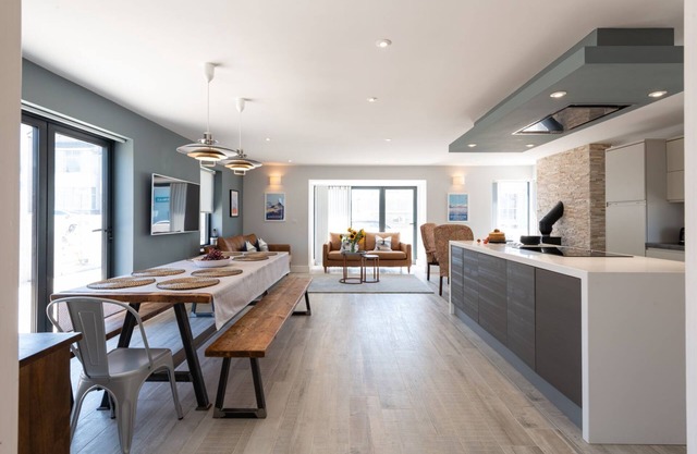 Trem Y Don: Modern 5‑Bed Beachside Retreat Sleeping 10 in Rhosneigr | Managed by Anglesey Holiday Le