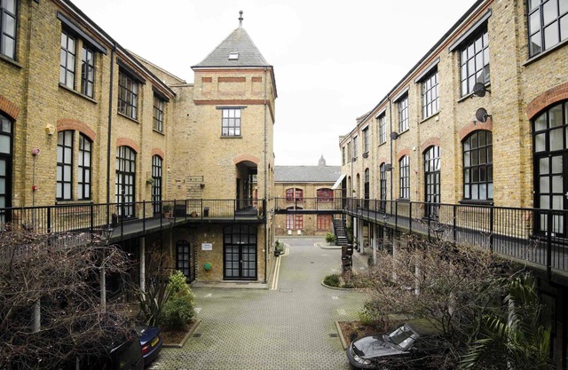 Trendy Loft in Dalston with Parking,130 qm, 3 bedrooms, 6 Guests, Wifi