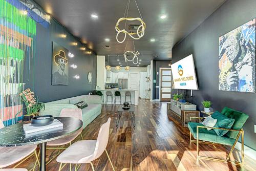 Trendy Stay for 10 Minutes to Downtown 6th St Family house
