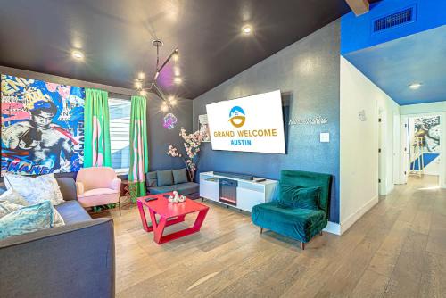 Trendy Stay for 12 with Hot Tub Mins to DT 6th St