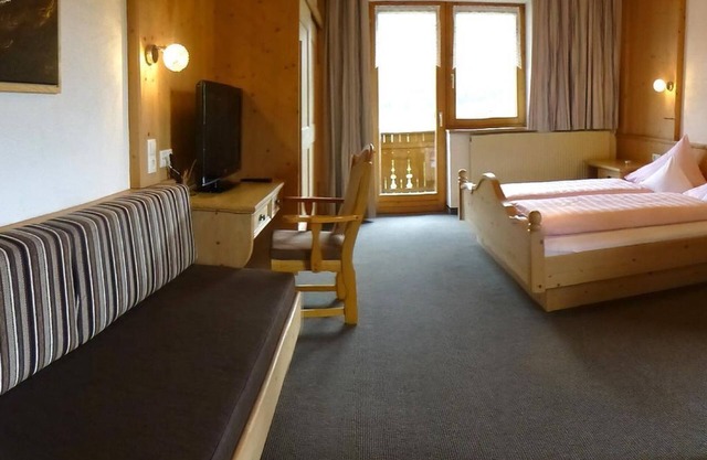 Triple room "Holzleiten" with south and west-facing balcony - Pension Alpenhof -