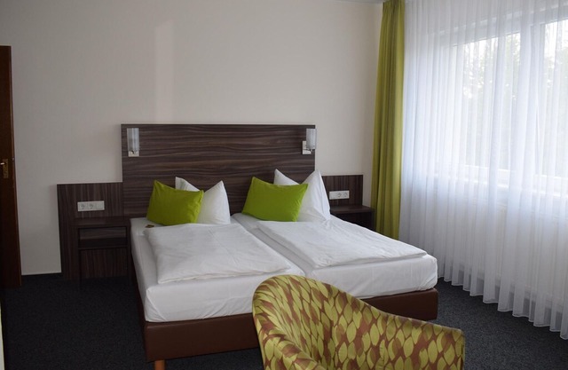 Triple Room Shower / WC - Hotel-Restaurant Zum Stern