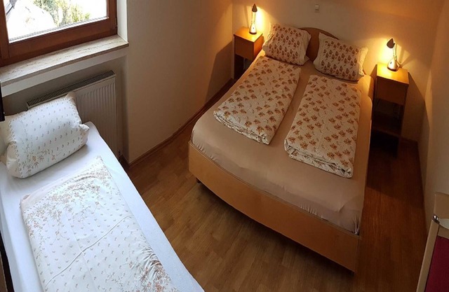 Triple room with WC/shower/bath - Gästehaus Tagescafe Eckenfels