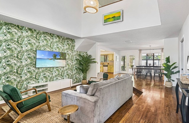 Tropical Paradise! Hammock*NEW Hot Tub*Swing*Foosball