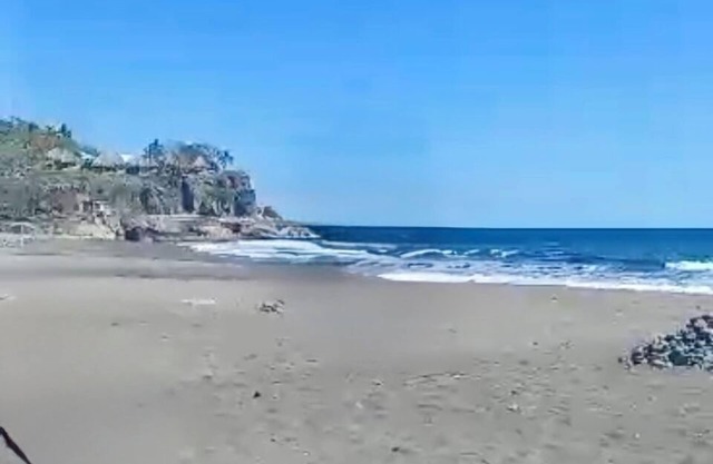 Tropical Private beach house 3 mins from the beach .Close to restaurants ,stores