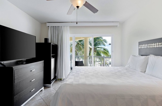 Tropical Studio w/Ocean Views, Pool Access, & Dining at Driftwood Bar & Grill