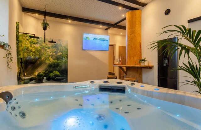 Tropical Wellness Suite Sauna, whirlpool, TV, BBQ