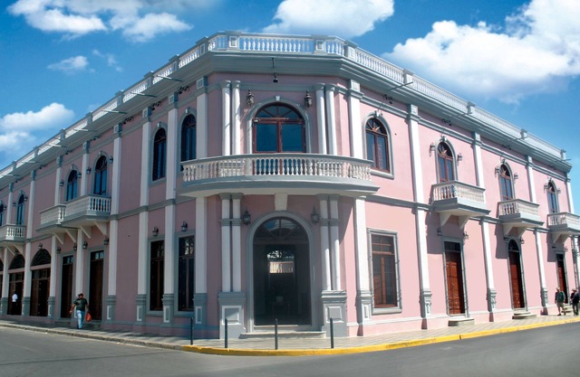 Truly Neoclassical Mansion with perfect Location