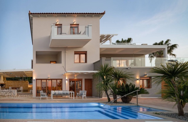 Tsourlakis Residence, 50m2 Pool, Gym, Walking distance to Shops & Total Privacy