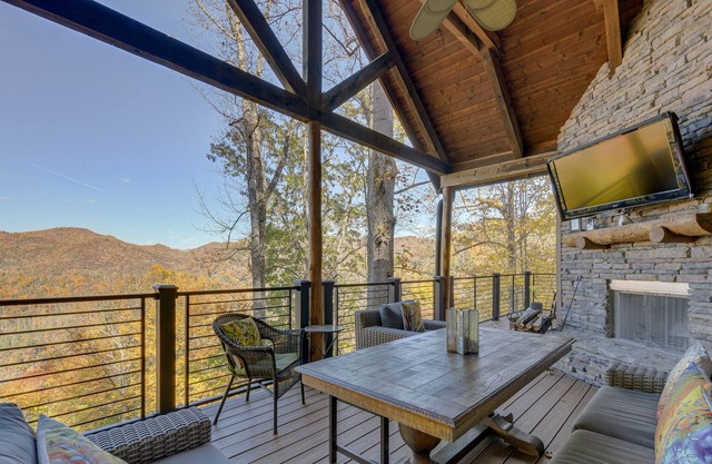 Tuckasegee Home w/ Private Hot Tub & Pool Table!