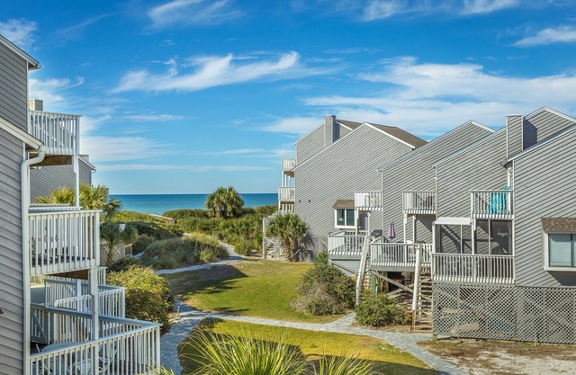 Turtle Crawl = Gulf View! 75 steps to beach! Dog-friendly. Beach chairs +more.
