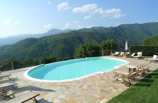 Tuscan cottage with infinity pool, pizza oven, near restaurant on eco-farm