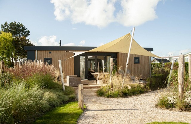 Twee Badkamers en Suite, Terras met Grote Zeiloverkapping, Eettafel en Lounge set op Terras