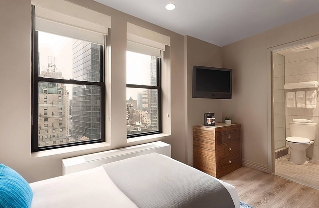 Twin Twin Room at The Gallivant Times Square, Pets Allowed