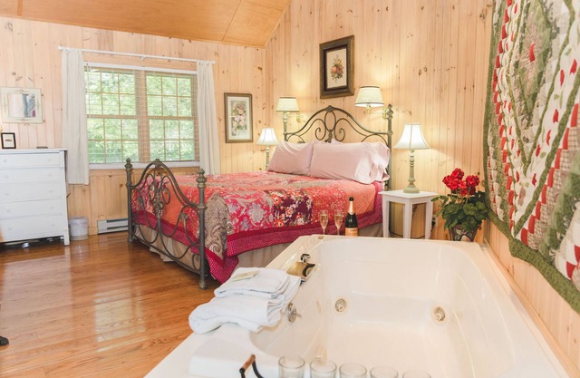Twinleaf Honeymoon Cottage at Autumn Ridge