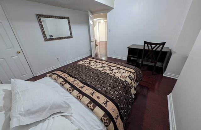 Two Bed, One sofabed, One bath near YYZ