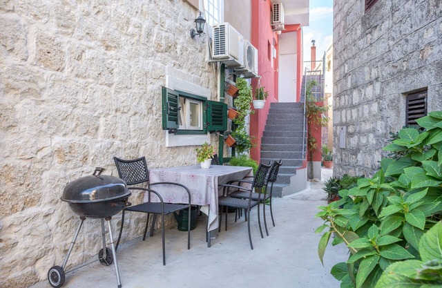 Two bedroom apartment with terrace Kaštel Štafilić, Kaštela (A-15110-a)