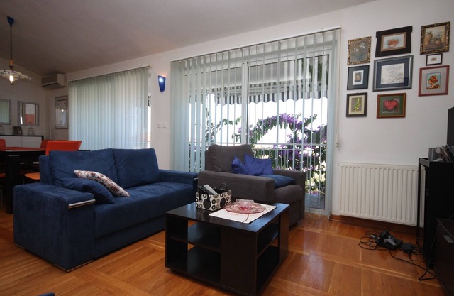 Two bedroom apartment with balcony and sea view Makarska (A-9696-a)