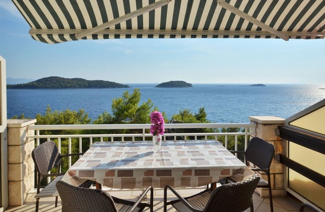Two bedroom apartment near beach Prižba, Korčula (A-9276-a)