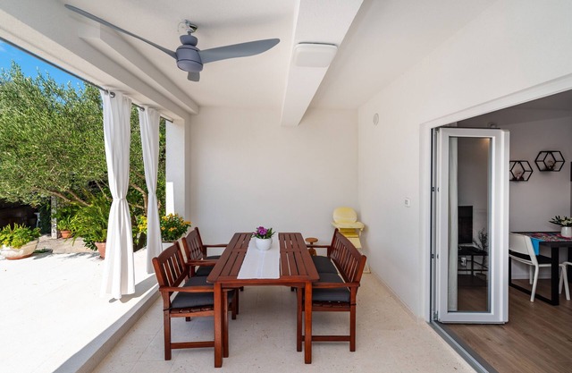 Two bedroom apartment with terrace Mandre, Pag (A-13015-a)