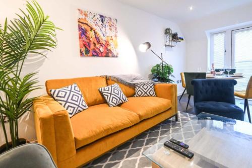 Two Bedroom Flat By Littlepiggyrentals Short Lets & Serviced Accommodation Cranfield With Balcony & Fast Wi-Fi