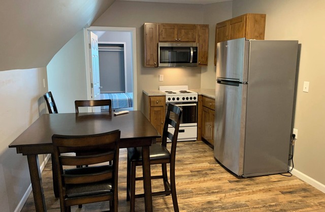 Two Bedroom Loft Apartment. Fully stocked kitchen close to downtown Hannibal.