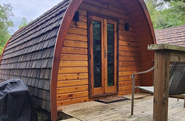 Two person Pod on the creek, Deck, private firepit, full bathroom, Kitchenette, Sleeps 2.
