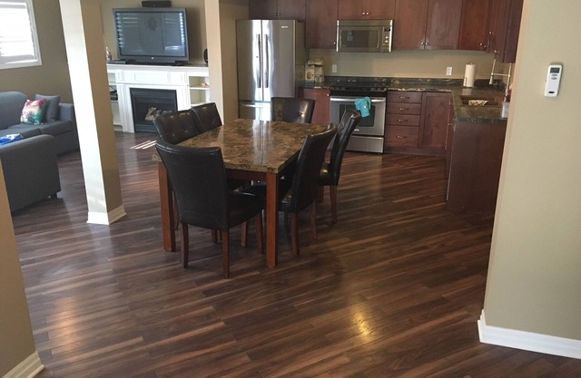 Two Storey on Bessie - only a minute walk to the Beach!