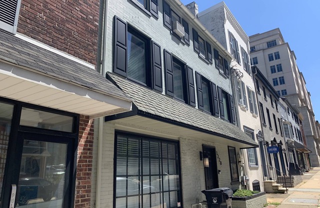 Two-story condo in luxury townhouse. Free parking.