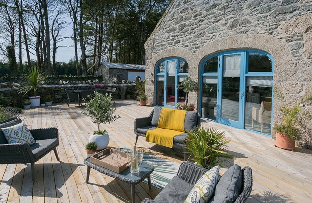 Ty Coets - a ground floor bedroom that sleeps 7 guests in 3 bedrooms