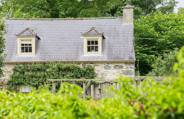 Ty Fry Cottage - a cosy fire that sleeps 4 guests in 2 bedrooms