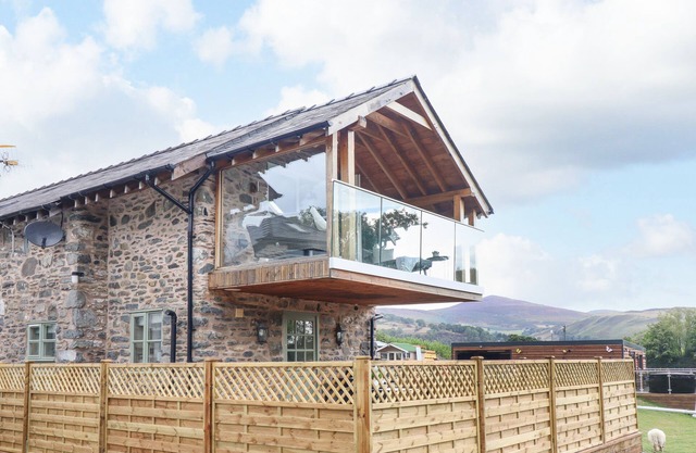 TYN Y CEUBREN BACH AT EVELYNS RETREAT, pet friendly in Glyndyfrdwy