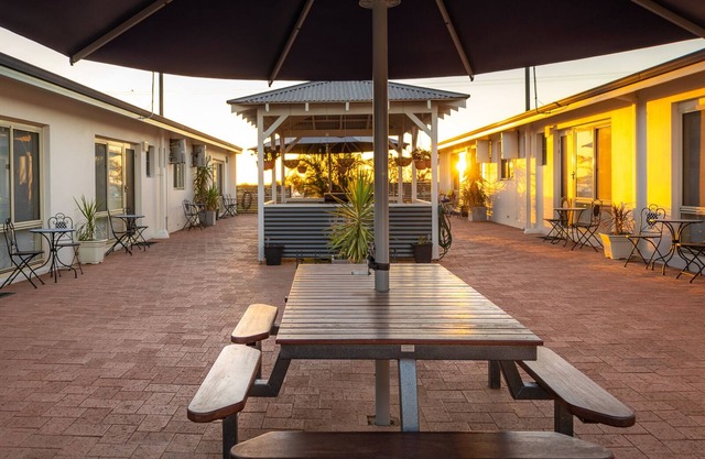 U8 Family friendly accommodation directly across from the Beach, Murchison River