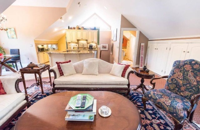 Ultimate Luxury Carriage House Gated Community South AVL = Close to everything!