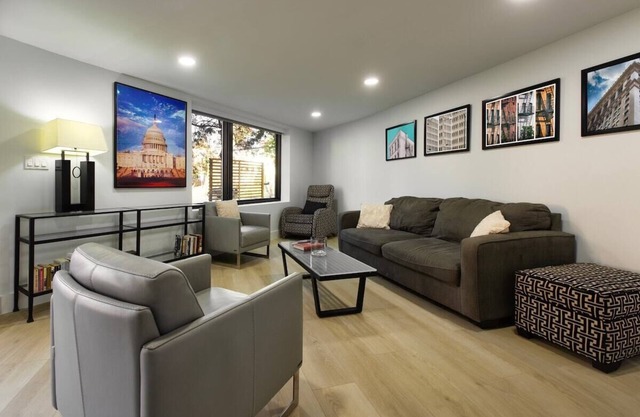 Ultra-Modern Apartment, Pet-Friendly, Free Off-Street Parking, Steps to Metro!