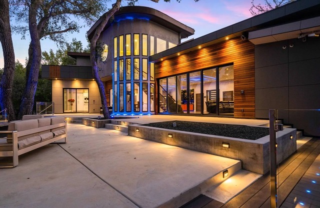 Ultra-modern executive mansion retreat in the most prestigious area of Bay Area