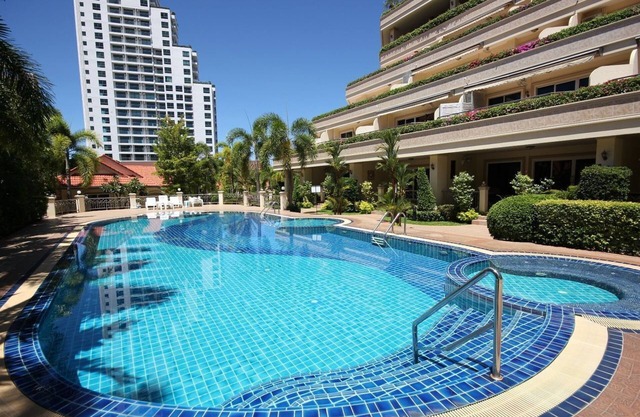 Unbeatable bungalow right out in the pool at Nordic Park Hill Jomthien Royal Cliff