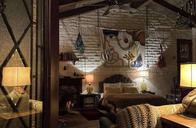 Unique Adobe Sanctuary w/hot tub close to hiking trails & wineries