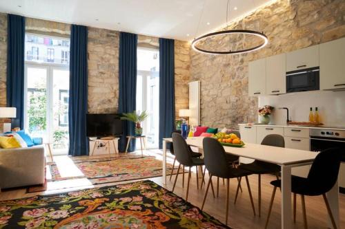 Unique and Stylish Apt in the heart by Santiago withAC