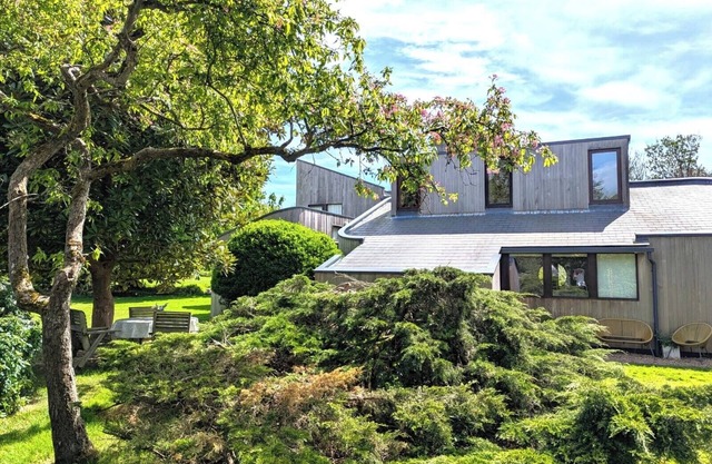Unique, Annexe sleeps 4 with Large Gardens & Tennis Court!