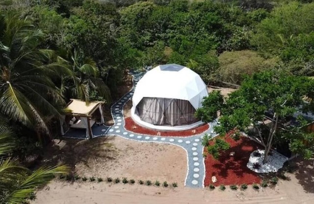 Unique Dome with hot tub, bbq, jacuzzi, near beach