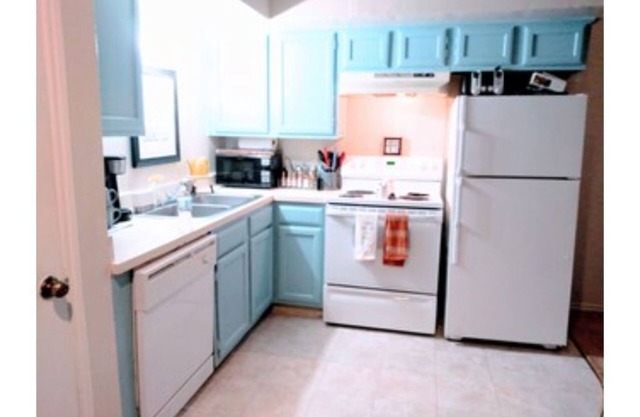 Unique loft apartment 20 min from downtown Dallas. Shopping & eating 2 min away.