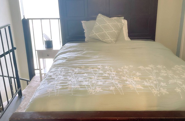 Unique loft apartment 20 mins from downtown Dallas. Shopping & food 2 min away.
