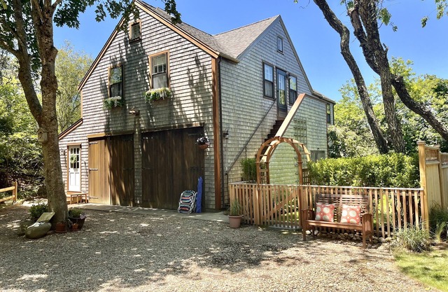 Unique & Lovely: Private Luxury Treetop Cottage, Close to Town, Shops & Beaches!