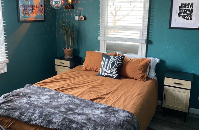 Unique Midtown Home close to U of A - Sleeps 6