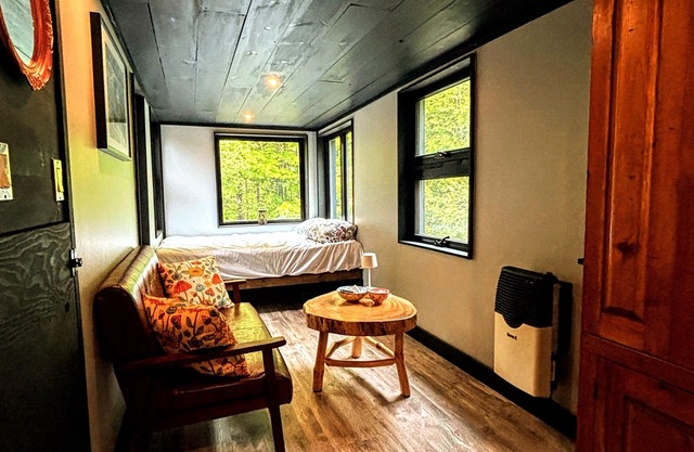 Unique off grid 1-bedroom cabin near Bancroft