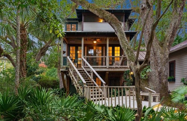 Unique Treehouse near the Village sleeps 6 guests