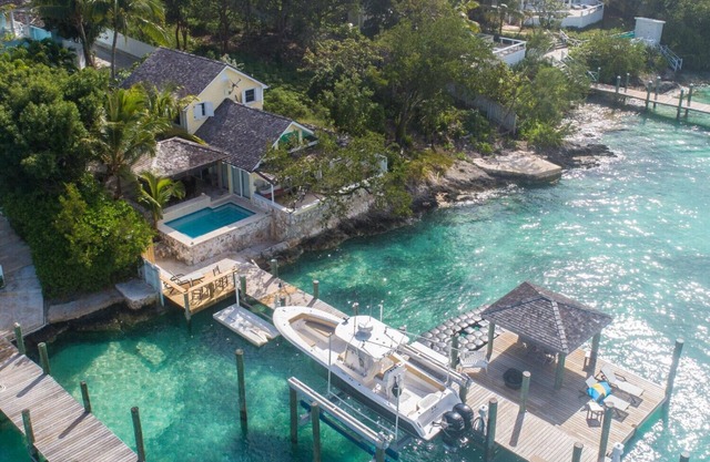 Unique waterfront Harbour Island getaway! 2 house compound with private dock!